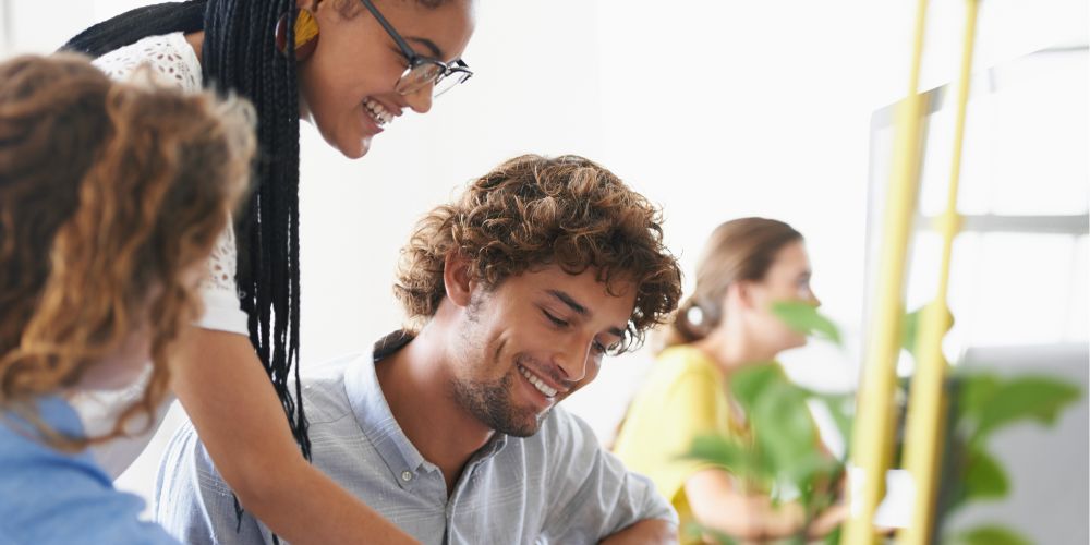Ragazzi che stanno lavorando in maniera serena evidenziando come Credem si prenda cura della vita del personale
