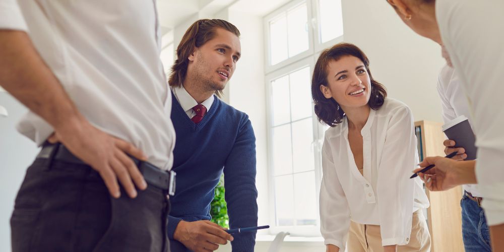 Gruppo di persone in ufficio che si consultano esprimendo come Credem persegue la creazione di valore