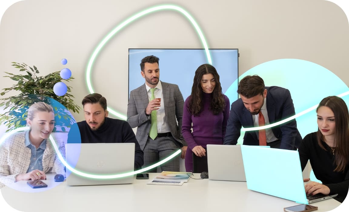 Un team Credem di giovani che stanno lavorando insieme e sono contornati da una grafica a forme irregolari che sta a rappresentare l’energia positiva presente nell’ufficio.