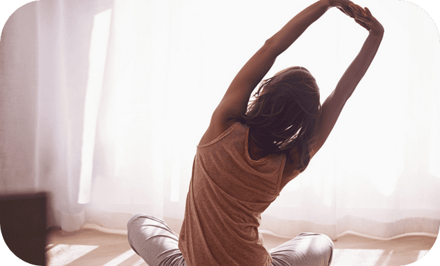 Una ragazza che fa yoga mentre pensa a come credem la aiuterà a trovare il mutuo adatto per lei