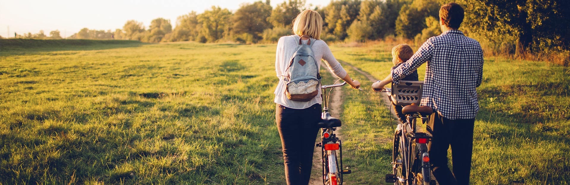 Famiglia immersa nella natura che sta passeggiando in bici in questo modo hanno potuto pensare ai conti Credem 