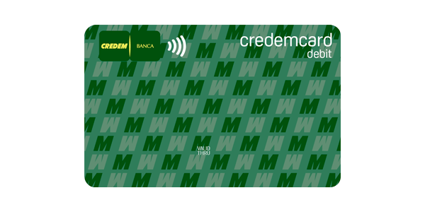 Carta di debito credemcard Nazionale di colore verde e una grafica sequenziale con M maiuscole e M maiuscole rovesciate, logo della banca e icona contactless. “Credemcard internazionale debit”