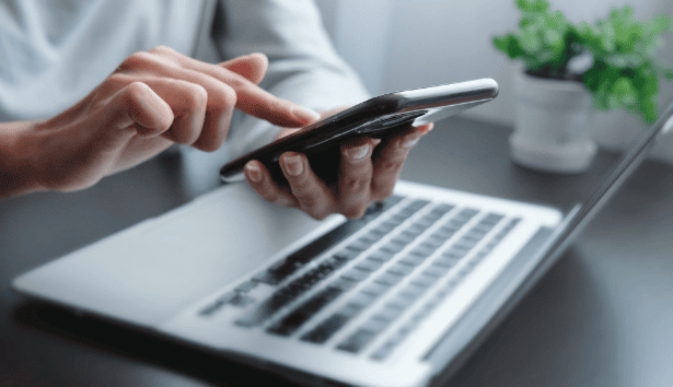 Un uomo che sta consultando nel suo cellulare la piattaforma Weplas di Credem 