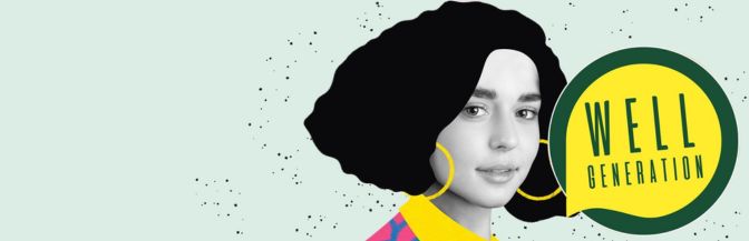 Una donna con vestito e capelli artificiali che dice: “Well Generation”. Una iniziativa di Credem banca per l’educazione finanziaria Under 30!