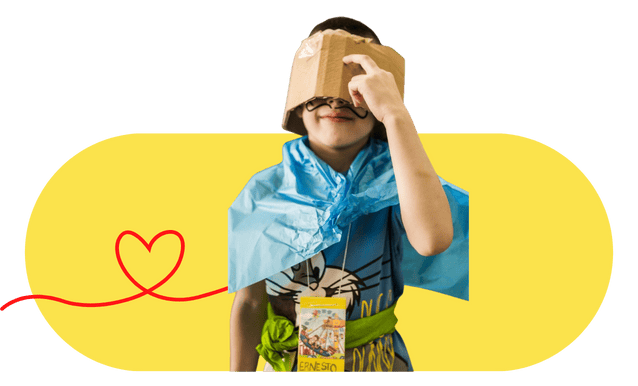 Bambino con maschera in cartone, baffi disegnati e mantello di plastica, su sfondo giallo e filo rosso che forma una cuore. Evoca alla funzione dei Punti Luce, luogo di esperienza opportunità e crescita.
